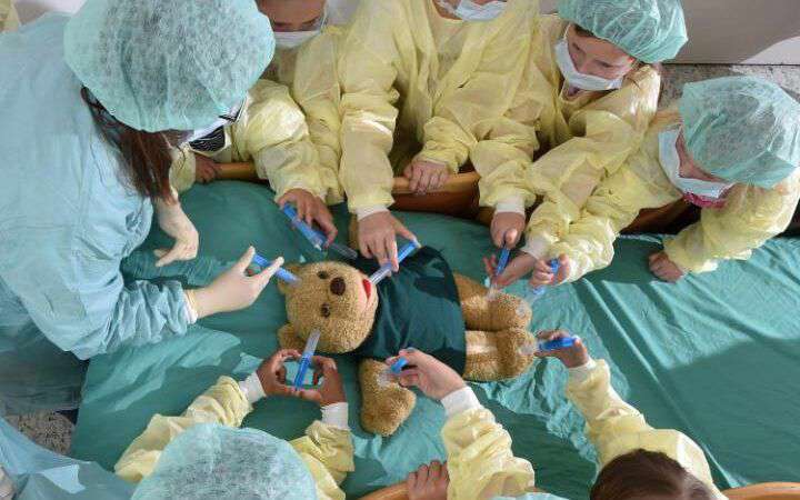 پروژه دانشگاهی در آلمان برای کم کردن ترس کودکان 3 تا 8 ساله با تماشای آنها به جراحی روی یک خرس عروسکی
